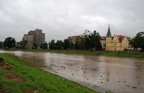 W Legnicy trwa pogotowie przeciwpowodziowe.  Prezydent zwołał posiedzenie Sztabu Zespołu Zarządzania Kryzysowego